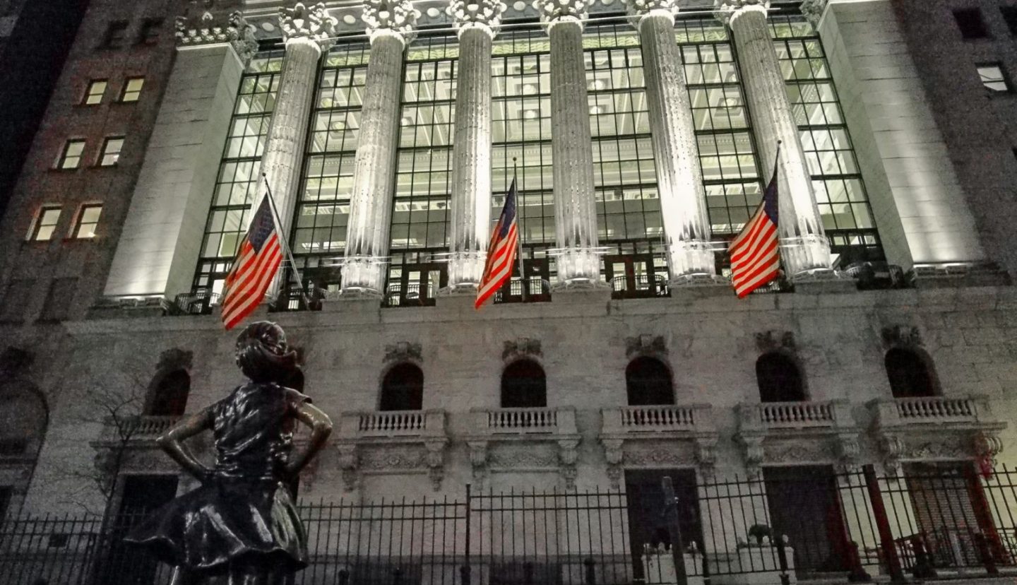 Stocks Settle Lower on Rising Bond Yields