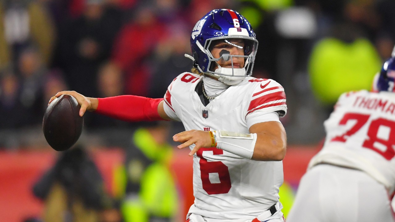 Giants QB Jaxson Dart exits vs. Rams with knee injury
