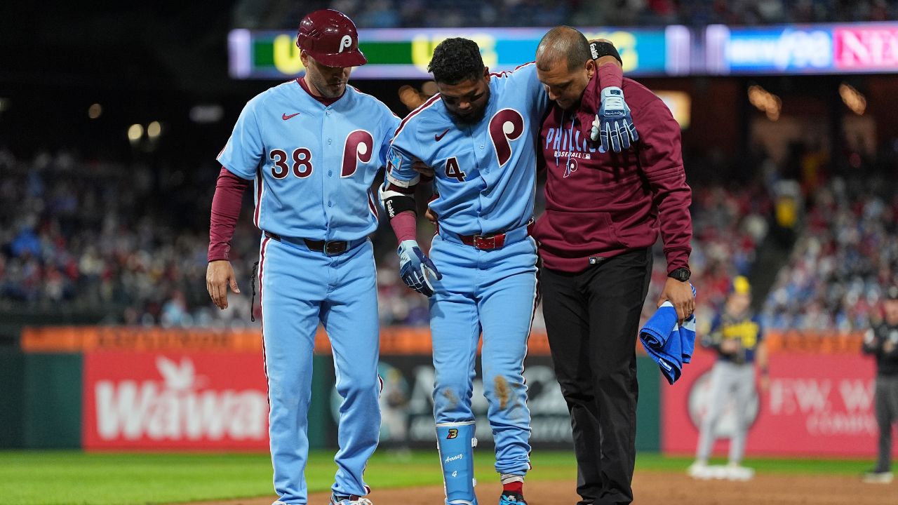 Phillies’ Luis Arraez leaves game with sprained left ankle as he chases fourth batting title