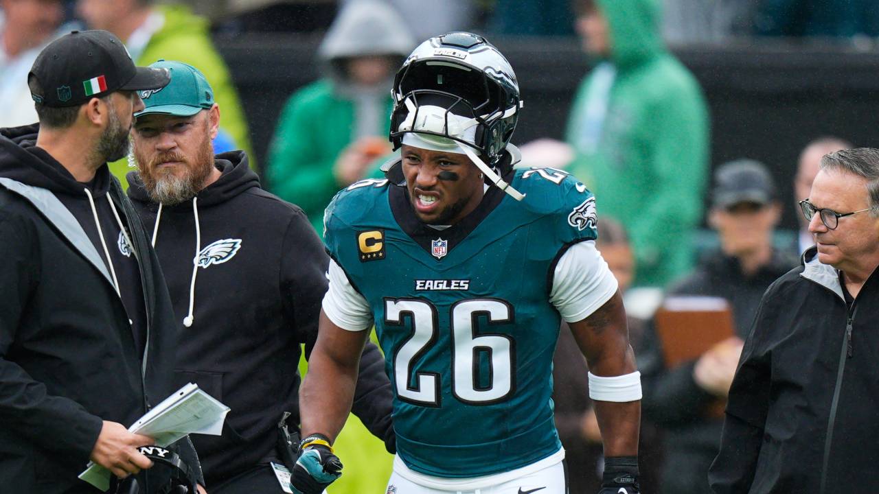 Report: Eagles RB Barkley considered week-to-week with hamstring injury